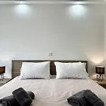 Modern Retreat In The Heart Of St Julians San Ġiljan