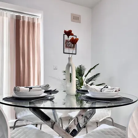 Modern Retreat In The Heart Of St Julians Διαμέρισμα *