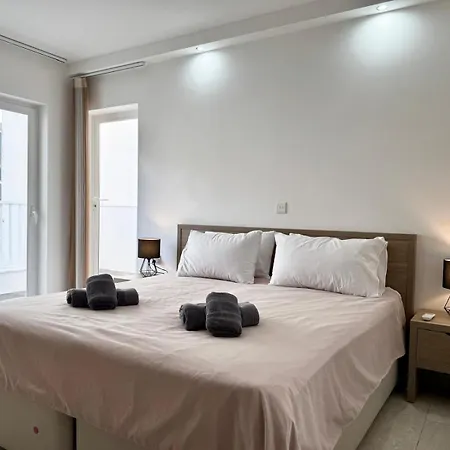 Modern Retreat In The Heart Of St Julians דירה